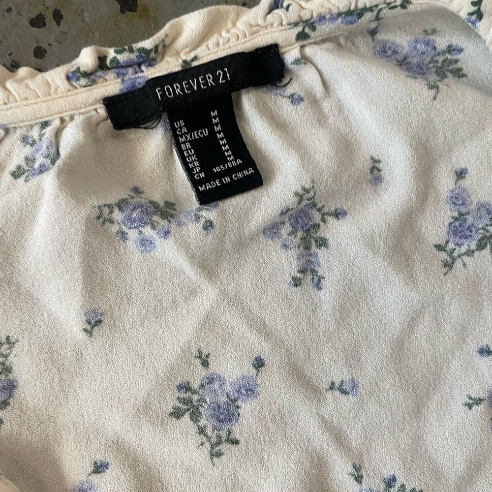 Forever 21 Blue Floral Cream Blouse with V-neck and Cinched Waist Size Medium - Picture 2 of 6